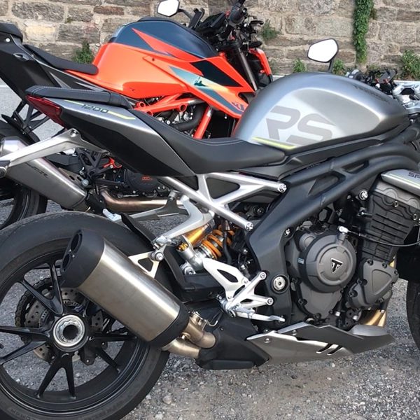 Triumph Speed Triple 1200 RS vs. KTM 1290 Superduke R