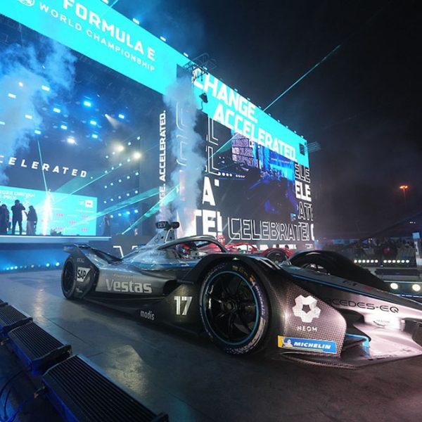 Formula E Diriyah: trionfo di Nick DeVries su Mercedes