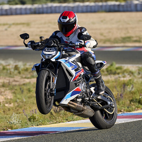 BMW M 1000 R naked vestita di potenza pura