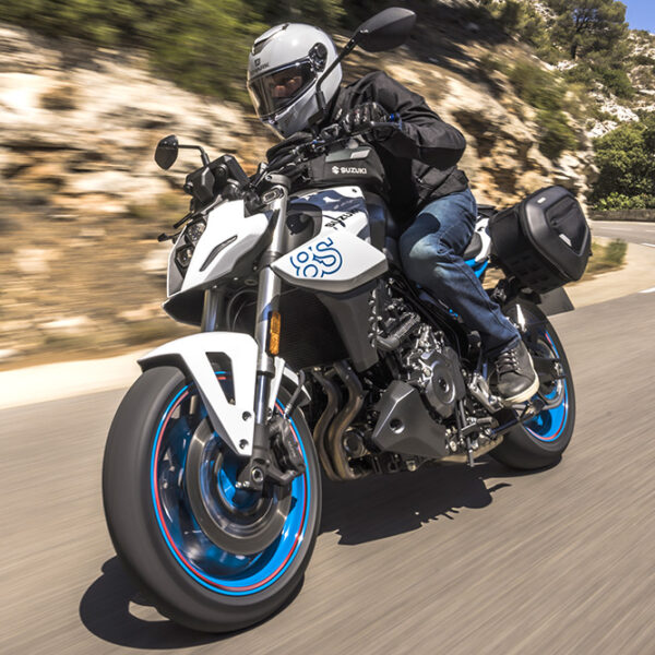 Suzuki GSX-8S la media che vuole fare la grande