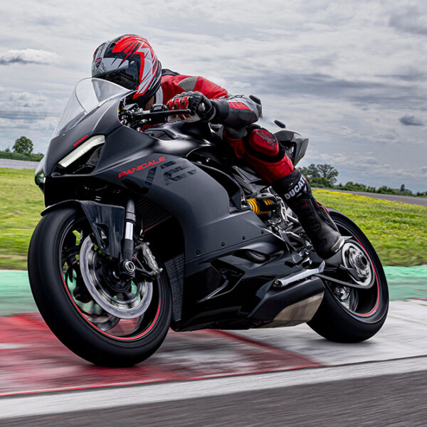 Panigale V2 Black on Black Livery: audacia e performance