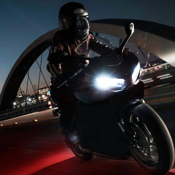 Triumph Daytona 660: la foto teaser della piccola sportiva