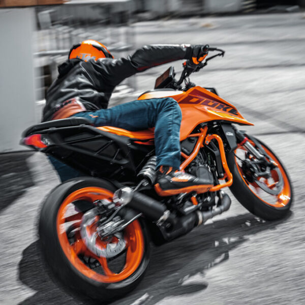 KTM 390 Duke 2024: la piccola vestita da grande