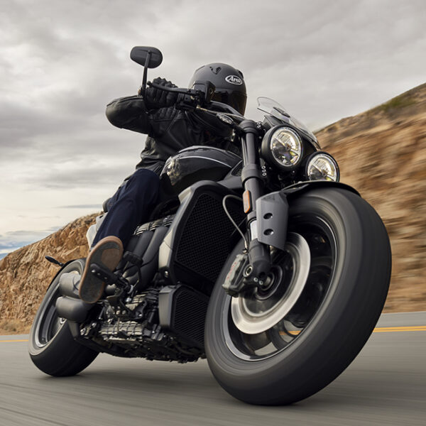 Triumph Rocket 3 Storm: la potenza oscura