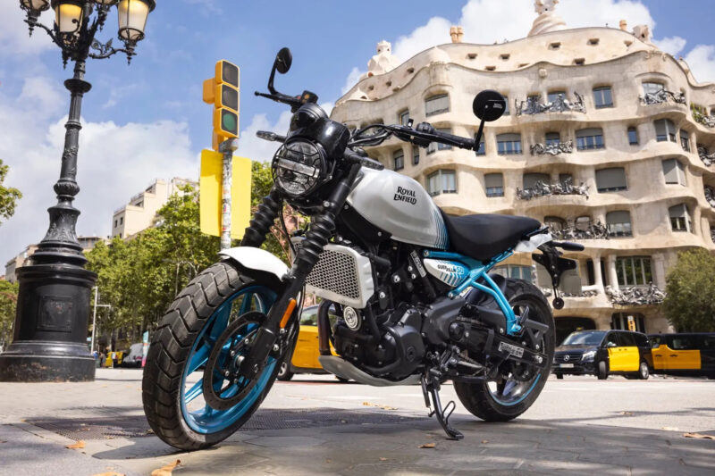 Royal Enfield Guerrilla 450: urban scrambler versatile e accessibile