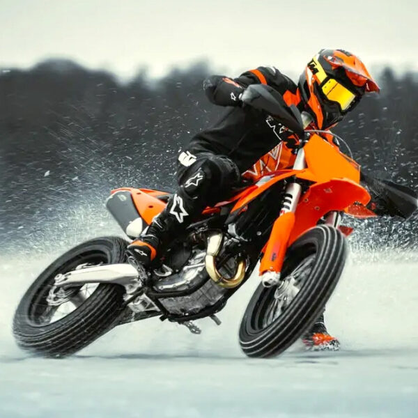 KTM 450 SMR 2025: Supermotard per il massimo divertimento