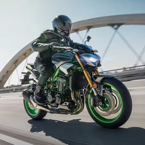 Kawasaki Z900 MY25: la teppista diventa grande