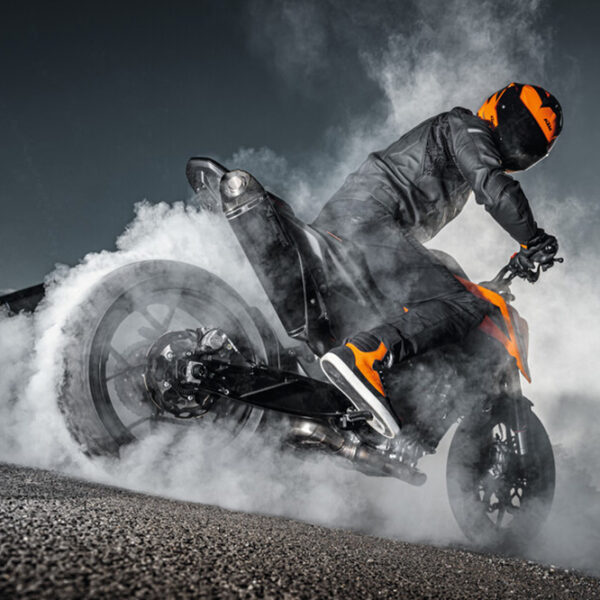 KTM 790 Duke 2025: la naked tutto divertimento è pronta